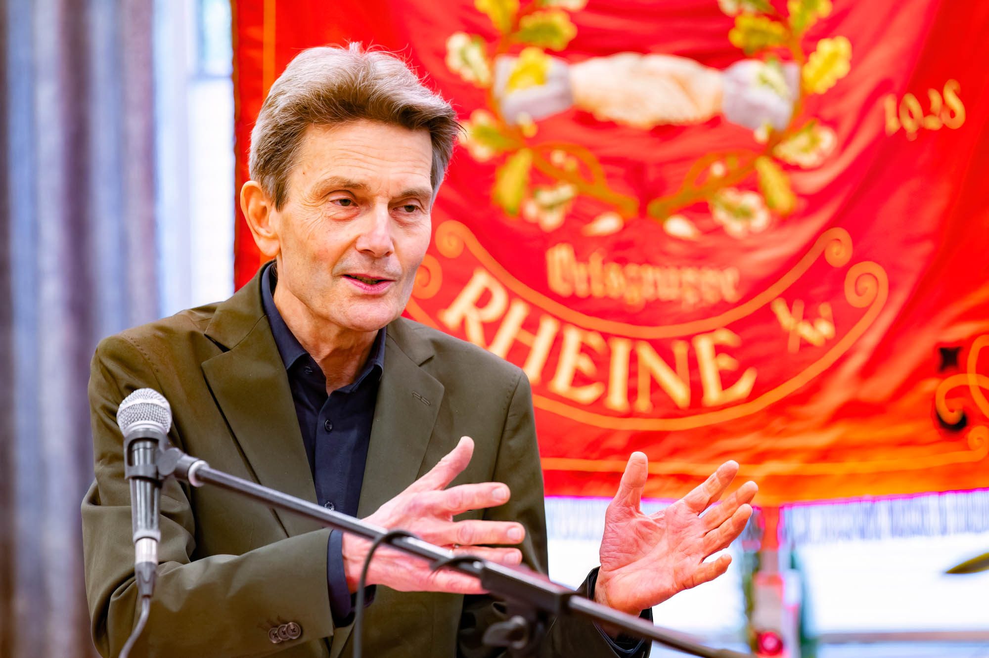 Rolf Mützenich betont die Bedeutung der Fahne als Zeichen des Widerstands