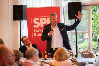 Als Mitglied des Verteidigungsausschusses ist der SPD-Bundestagsabgeordnete Falko Droßmann (stehend) auf Einladung des örtlichen SPD-Bundestagsabgeordneten Jürgen Coße (l.) nach Emsdetten gekommen, um über den aktuellen Zustand der Bundeswehr zu diskutieren.