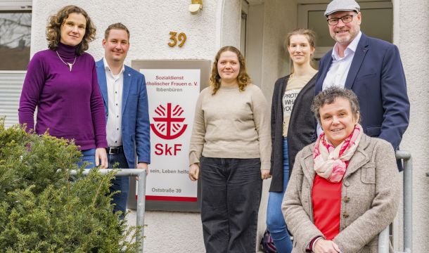 Der SPD-Bundestagsabgeordnete Jürgen Coße (r.), und Brian Nickholz (2. v. l.), ebenfalls Bundestagsabgeordneter und Beauftragter für Wohnungs- und Obdachlose der SPD-Bundestagsfraktion, haben sich mit Ute Middendorp (l.), Fachbereichsleitung Existenzsichernde Hilfen beim SkF, Cynthia Gemünd (Ambulant betreutes Wohnen), Sozialarbeiterin Stefanie Weßels und Susanne Spilker-Gottwald, Stellv. Vorsitzende SPD Ibbenbüren (v. l. n. r.), über die Wohnungsnotfallhilfe in Ibbenbüren ausgetauscht.