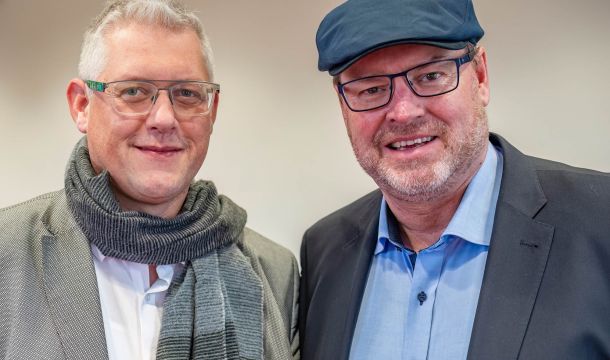 Der Bürgermeister von Hörstel, David Ostholthoff (l.), und der Bundestagsabgeordnete Jürgen Coße freuen sich über die Förderung des Wirtschaftsministeriums. Mit dem Energiemanagement leisten wir einen wichtigen Beitrag zum Erreichen der Klimaschutzziele.