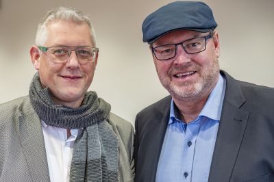 Der Bürgermeister von Hörstel, David Ostholthoff (l.), und der Bundestagsabgeordnete Jürgen Coße freuen sich über die Förderung des Wirtschaftsministeriums. Mit dem Energiemanagement leisten wir einen wichtigen Beitrag zum Erreichen der Klimaschutzziele.