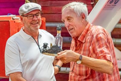 Bei seinem Besuch des Knappenvereins Tecklenburger Land hat ihm Fritz Raßmann (l.), ehemaliger Leiter des Bezirks Ibbenbüren der IGBCE, einen Miniatur-Bergmann mit Grubenlampe und einem Miniatur-Jürgen Coße mit SPD-Schild in einer Flasche geschenkt.