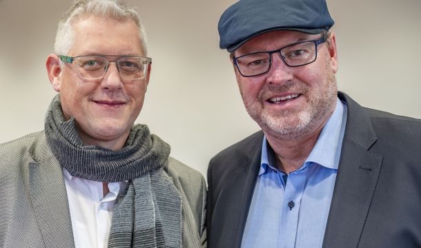 Der Bürgermeister von Hörstel, David Ostholthoff (l.), und der Bundestagsabgeordnete Jürgen Coße freuen sich über die Förderung des Wirtschaftsministeriums. Mit dem Energiemanagement leisten wir einen wichtigen Beitrag zum Erreichen der Klimaschutzziele.