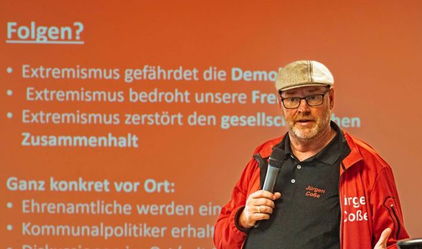 Mit einem eindringlichen Vortrag über Ursachen, DKarsten Huneke, Fraktions- und Ortsvereinsvorsitzender der SPD Kattenvenne-Lienen eröffnete eine gemeinsame Townhall-Veranstaltung der SPD und des Bundestagsabgeordneten für das Tecklenburger Land, Jürgen Coße (SPD), zum Thema „Gemeinsam gegen Extremismus“.