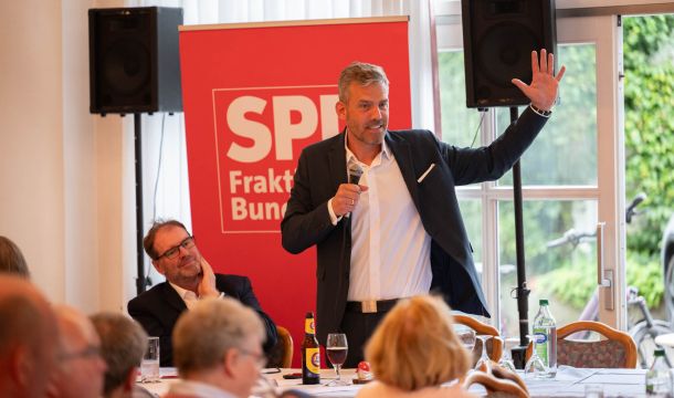 Als Mitglied des Verteidigungsausschusses ist der SPD-Bundestagsabgeordnete Falko Droßmann (stehend) auf Einladung des örtlichen SPD-Bundestagsabgeordneten Jürgen Coße (l.) nach Emsdetten gekommen, um über den aktuellen Zustand der Bundeswehr zu diskutieren.