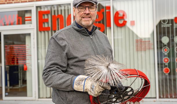 Ausgerüstet mit Stoßbesen, Haspel und Leinbesen/Leinsternen hat der SPD-Bundestagsabgeordnete für das nördliche Münsterland, Jürgen Coße, einen Tag lang Schornsteinfegermeister Burkhard Bülter bei seiner Arbeit in Saerbeck begleitet.