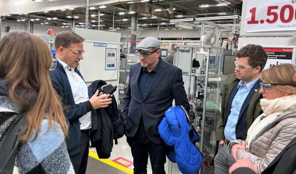 Werksleiter Ulrich Clasemann (l.) erklärt dem Bundestagsabgeordneten Jürgen Coße (M.) und Bürgermeister Philip Middelberg (2. v. r.) auf einer Werksführung die Bauteile, die auch für Wasserstoff geeignet sind. Ebenfalls mit dabei Gwenael Poupart (r.), zuständig für Regierungsbeziehungen in Europa bei Honeywell.