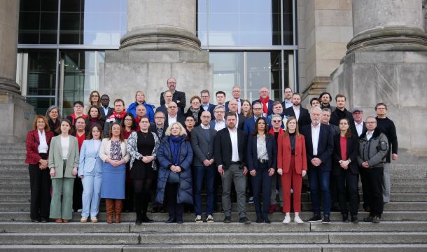 Ich unterstütze den Antrag auf Eröffnung eines Parteiverbotsverfahrens beim Bundesverfassungsgericht gegen die AfD  und gehöre zu den Erstunterzeichnerinnen und Erstunterzeichnern.