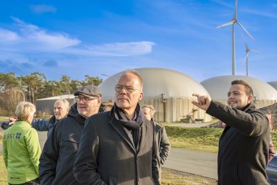Gemeinsam mit dem SPD-Bundestagsabgeordneten für das nördliche Münsterland, Jürgen Coße (3. v. l.), hat sich der stellvertretende SPD-Fraktionsvorsitzende für Energie und Umwelt, Matthias Miersch (2. v. r.) über die aktuellen Entwicklungen im Bioenergiepark und bei der Firma Enapter informiert, die Elektrolyseure zum Erzeugen von grünem Wasserstoff herstellt.