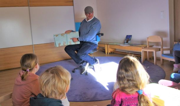 Jürgen Coße, der SPD-Bundestagsabgeordnete für das Tecklenburger Land, war zu Besuch im Familienzentrum Sonnenblume in Laggenbeck, um den Kindern dort anlässlich des Bundesweiten Vorlesetags Geschichten vorzulesen.