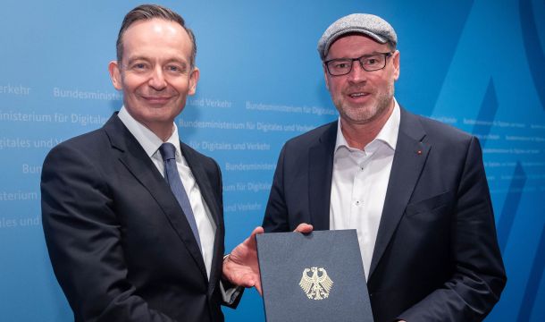 Bei der feierlichen Übergabe am Donnerstag in Berlin hat Verkehrsminister Dr. Volker Wissing (l.) an den Bundestagsabgeordneten für das nördliche Münsterland, Jürgen Coße (r.), die Förderurkunde aus dem sogenannten Bodenstrom-Programm überreicht. Foto: BMDV, Sebastian Woithe