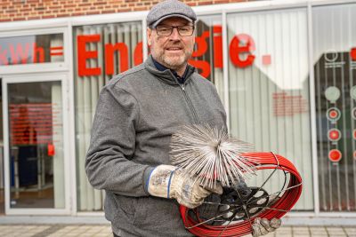 Ausgerüstet mit Stoßbesen, Haspel und Leinbesen/Leinsternen hat der SPD-Bundestagsabgeordnete für das nördliche Münsterland, Jürgen Coße, einen Tag lang Schornsteinfegermeister Burkhard Bülter bei seiner Arbeit in Saerbeck begleitet.