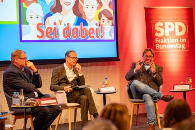 Mit Fragen zur Demokratie haben sich etwa 100 Teilnehmerinnen und Teilnehmer bei einer Veranstaltung im IVZ-Medienhaus mit dem Bundestagsabgeordneten Jürgen Coße (l.), Professor Dr. Andreas Zick und Bürgermeister Marc Schrameyer beschäftigt.