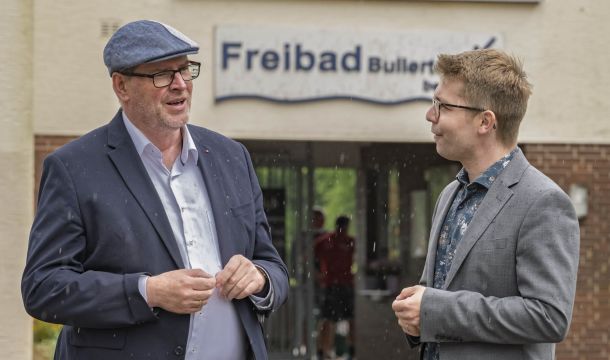 Der Westerkappelner Bürgermeisterkandidat Niklas Schulte (SPD, r.) hat sich mit dem Bundestagsabgeordneten für das Tecklenburger Land, Jürgen Coße (SPD), getroffen und darüber ausgetauscht, welche Chancen aus dem Sondervermögen für Westerkappeln entstehen und an welcher Stelle Geld benötigt wird.