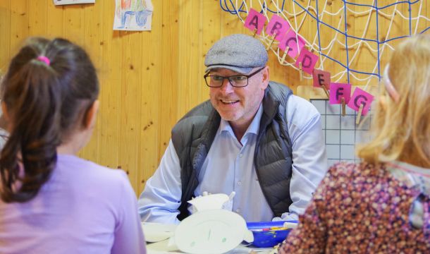 Der SPD-Bundestagsabgeordnete für das Tecklenburger Land, Jürgen Coße, hat im Familienzentrum Am Kappellenweg in Westerkappeln einen Tag lang ein Praktikum gemacht.