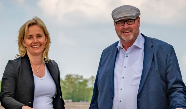 Gemeinsam mit dem Bundestagsabgeordneten Jürgen Coße freut sich Bürgermeisterin Christina Rählmann über die 1.945.500,00 Euro vom Bund für das Köllbachtal in Mettingen.